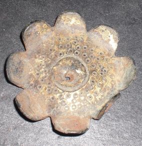 Militaria: Antigua insignia sobredorada